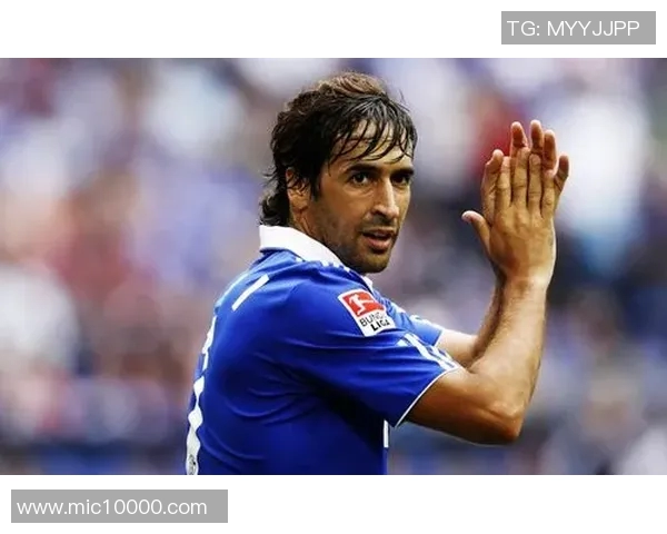 足球球星背身高清大图展现精彩瞬间捕捉全场专注神态与竞技激情