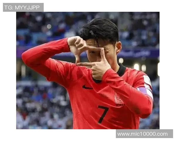 足球巨星齐聚一堂共享荣耀时刻碰杯庆祝赛场辉煌成就